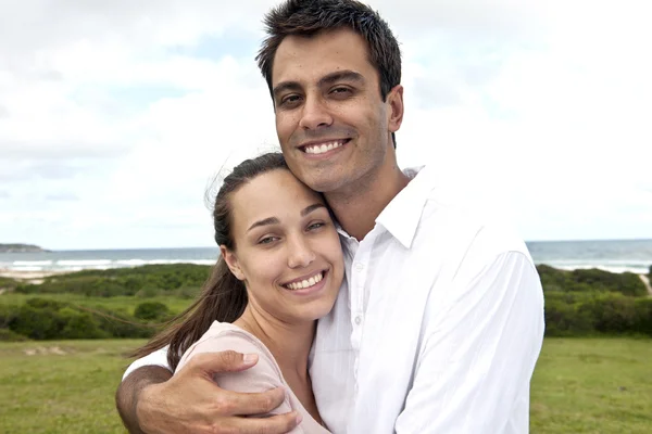 Retrato de una pareja hispana enamorada — Foto de Stock