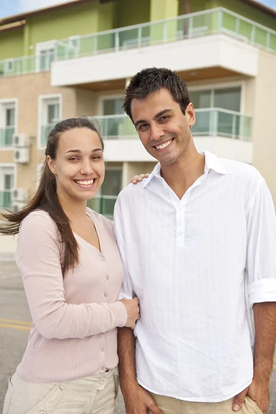 Portrait of a couple in front of building — Stock Photo, Image
