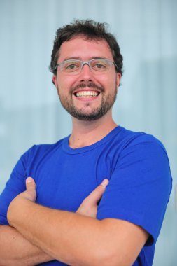 Orta yetişkin adam gözlük ve sakal