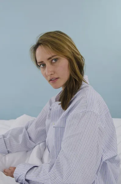 불면증과 침대에서 잠 못 드는 여자 — 스톡 사진