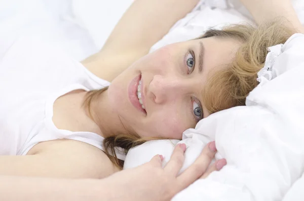 Retrato de una mujer en la cama — Foto de Stock