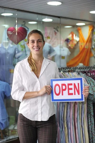Handel biznes: właściciel sklepu z otwarty znak — Zdjęcie stockowe