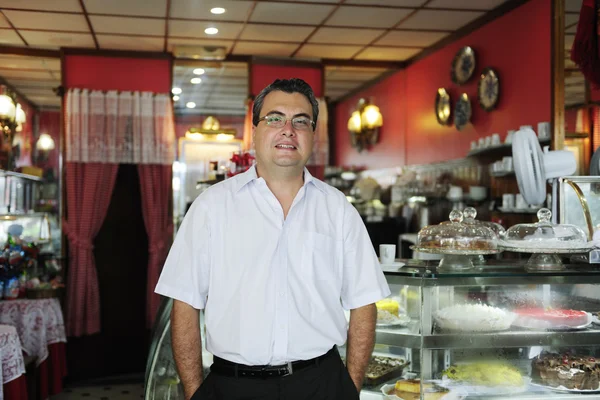 Eigenaar van een klein bedrijf taart winkel of café — Stockfoto