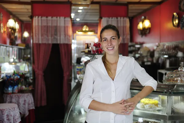 Μικρές επιχειρήσεις: υπερήφανος γυναίκα ιδιοκτήτης ενός καφέ — Φωτογραφία Αρχείου