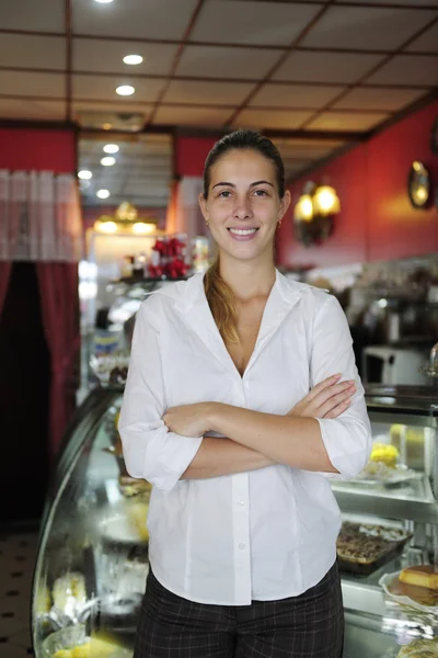 Pequeno negócio: proprietário feminino orgulhoso de um café — Fotografia de Stock