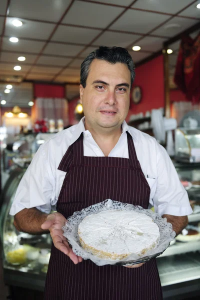Kisvállalkozás: pincér mutatja egy finom sütemény — Stock Fotó