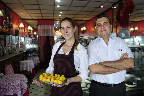 Malé podniky: majitel kavárny a servírka — Stock fotografie