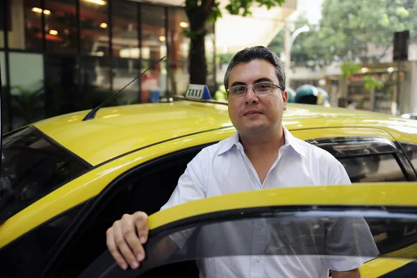 Портрет таксиста с такси — стоковое фото