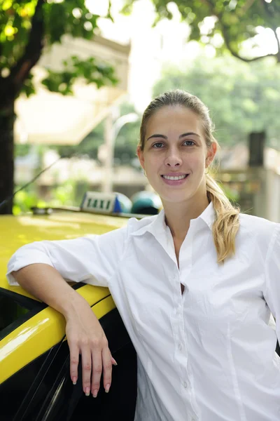 Portret kobiety taksówkarz z jej nowe kabiny — Zdjęcie stockowe