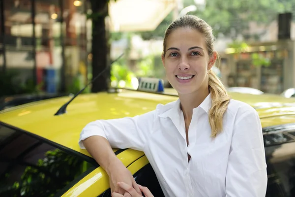 Portret van een vrouwelijke taxichauffeur met haar nieuwe cabine — Stockfoto
