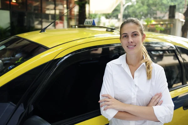 Portret van een vrouwelijke taxichauffeur met haar nieuwe cabine — Stockfoto