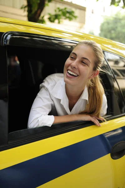Ευτυχισμένη γυναίκα επιβατών στο εσωτερικό του ένα ταξί — Φωτογραφία Αρχείου