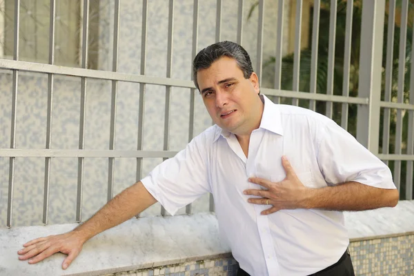 Muž s srdeční infarkt ohýbání — Stock fotografie