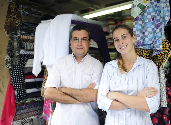Partenaires commerciaux familiaux propriétaires d'un magasin de tissus — Photo