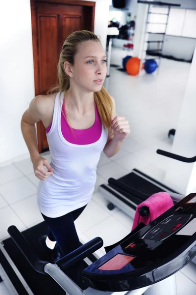 Vrouw op loopband in de sportschool — Stockfoto