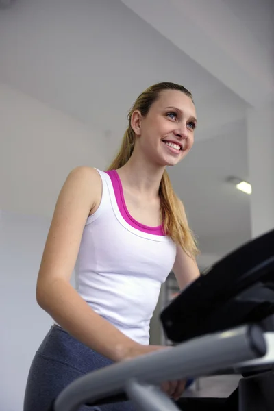 在健身房的跑步机上的女人 — 图库照片