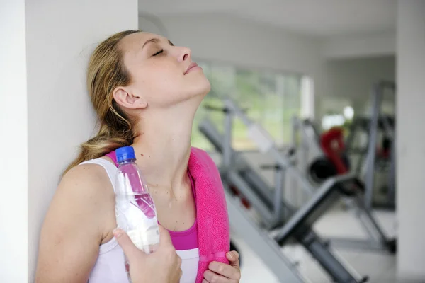 Attractive woman at the gym — Stock Photo, Image