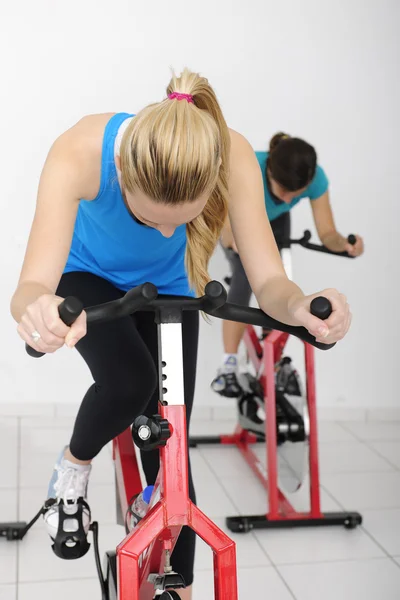 旋转。室内自行车在健身房的女人 — 图库照片