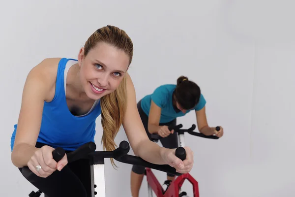 旋转。室内自行车在健身房的女人 — Φωτογραφία Αρχείου