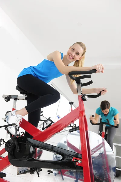 Předení. žena na kole v tělocvičně — Stock fotografie