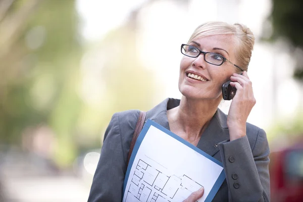 Female Real Estate Agent talking on phone — Stock Photo, Image