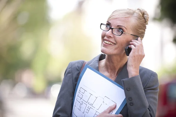 Feminino agente imobiliário falando ao telefone — Fotografia de Stock