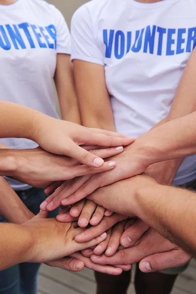 Grupa wolontariuszy ręce razem — Zdjęcie stockowe