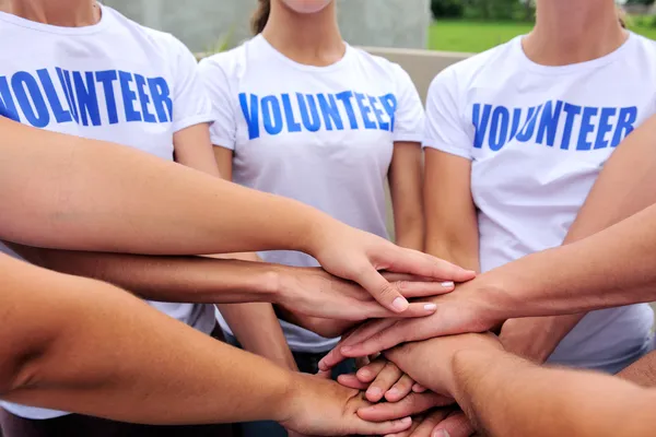 Grupa wolontariuszy ręce razem — Zdjęcie stockowe
