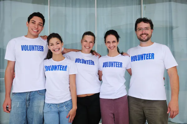 Ευτυχής και χαρούμενος ομάδα εθελοντών — Φωτογραφία Αρχείου