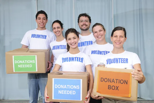 Добровольческая группа с донорством продуктов питания — стоковое фото