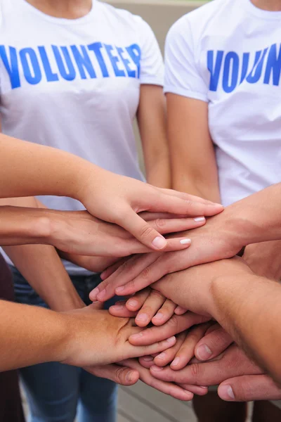 Ομάδα εθελοντών χέρια μαζί — Φωτογραφία Αρχείου