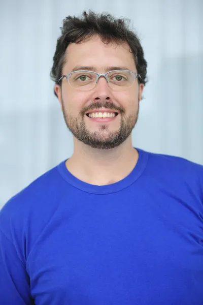 Homem adulto médio com óculos e barba — Fotografia de Stock