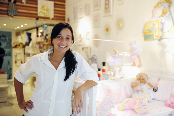 Proprietário da pequena empresa: mulher orgulhosa abrindo sua loja de bebê — Fotografia de Stock
