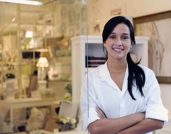 Proprietario di piccola impresa: donna orgogliosa e il suo negozio — Foto Stock