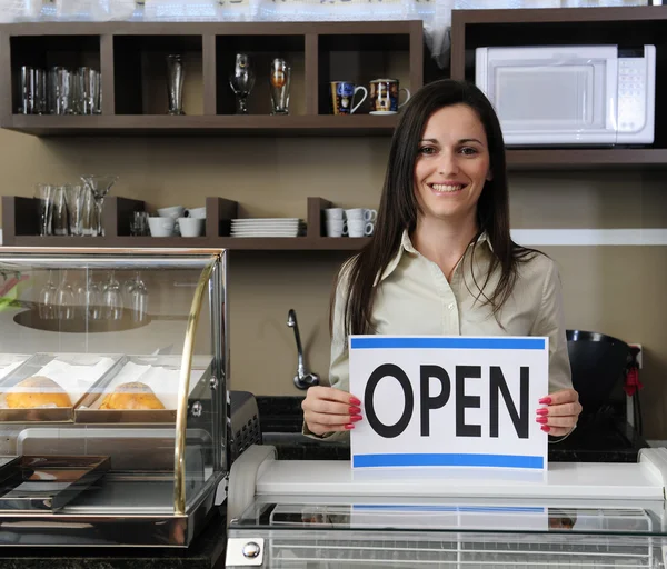 Feliz propietario de un café mostrando signo abierto — Foto de Stock