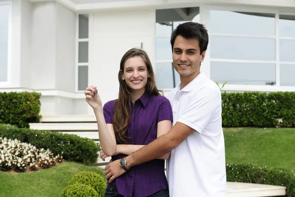 Ζευγάρι, αγοράζοντας ένα νέο σπίτι — Φωτογραφία Αρχείου
