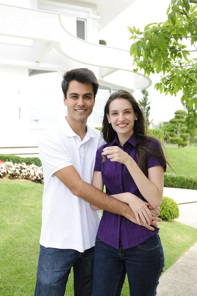 Власник будинку: пара купує новий будинок — стокове фото