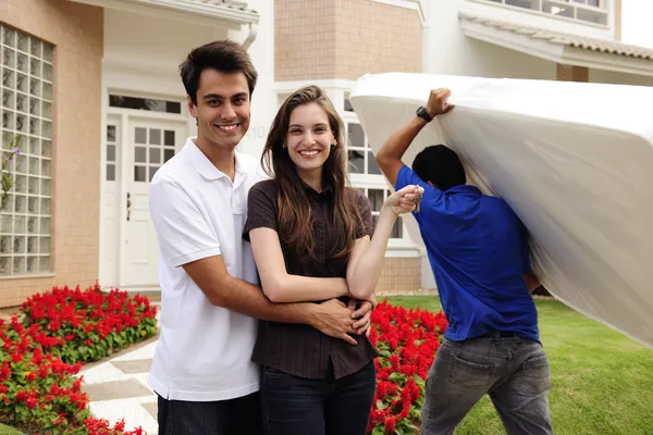 Moving home: Couple infront of new house — Stock Photo, Image