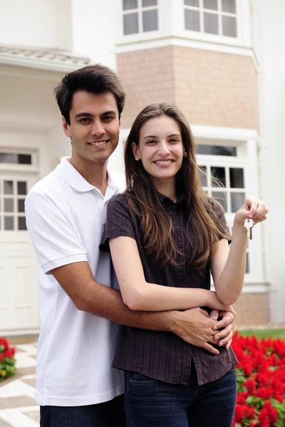 Couple debout devant une nouvelle maison — Photo