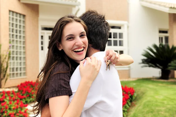 Couple standing outside new house — Stock Photo, Image