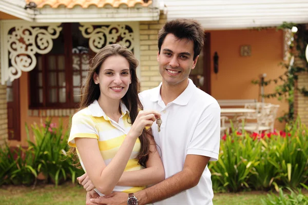Couple standing outside new house — Stock Photo, Image