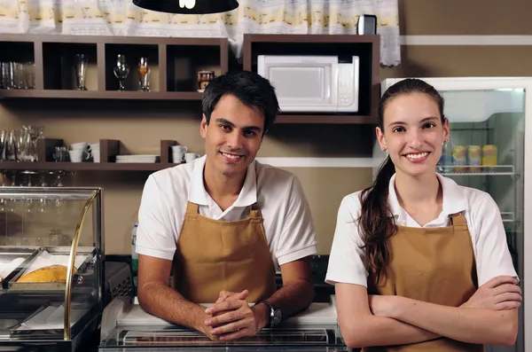 Serveerster en ober werken bij een café — Stockfoto