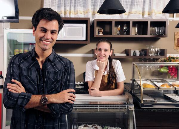 Владелец кафе и официантки
