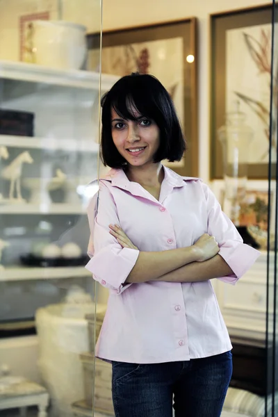 Proprietário da pequena empresa: mulher orgulhosa e sua loja — Fotografia de Stock