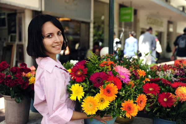 屋外の花の巨大な花束を持つ女性 — ストック写真