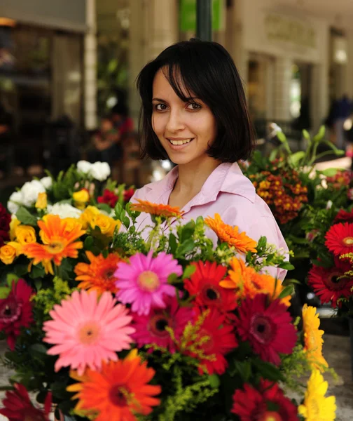 Mujer con enorme ramo de flores al aire libre — Foto de Stock