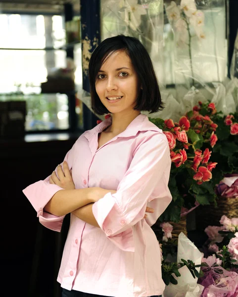 Proprietario di piccola impresa: donna e il suo negozio di fiori — Foto Stock