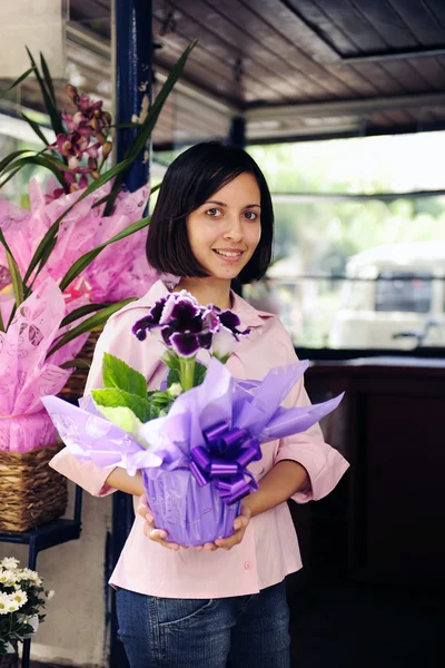 Propietario de la pequeña empresa: mujer y su floristería — Foto de Stock