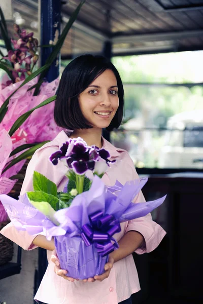 Proprietário da pequena empresa: mulher e sua loja de flores — Fotografia de Stock