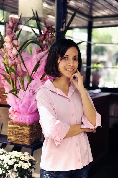 Småföretagare: kvinna och hennes blomsteraffär — Stockfoto